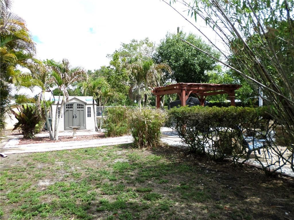 4436 Poinsettia ST-20