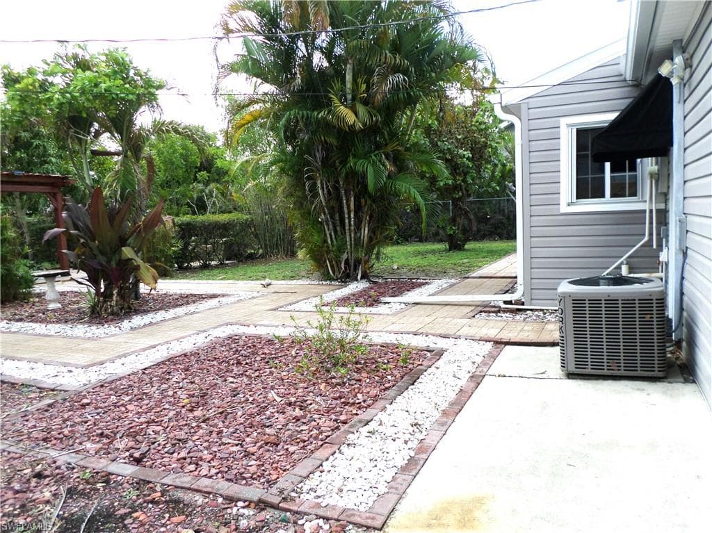 4436 Poinsettia ST-21