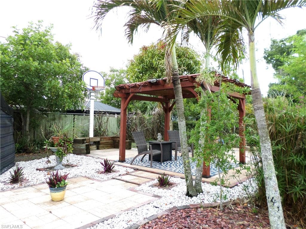 4436 Poinsettia ST-18