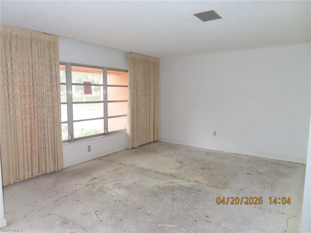 6025 Pine LN-3