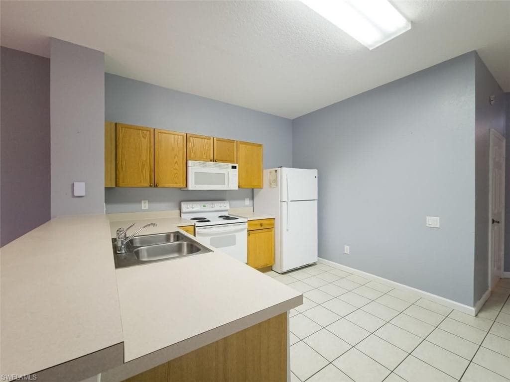2332 SILVER PALM DR-3