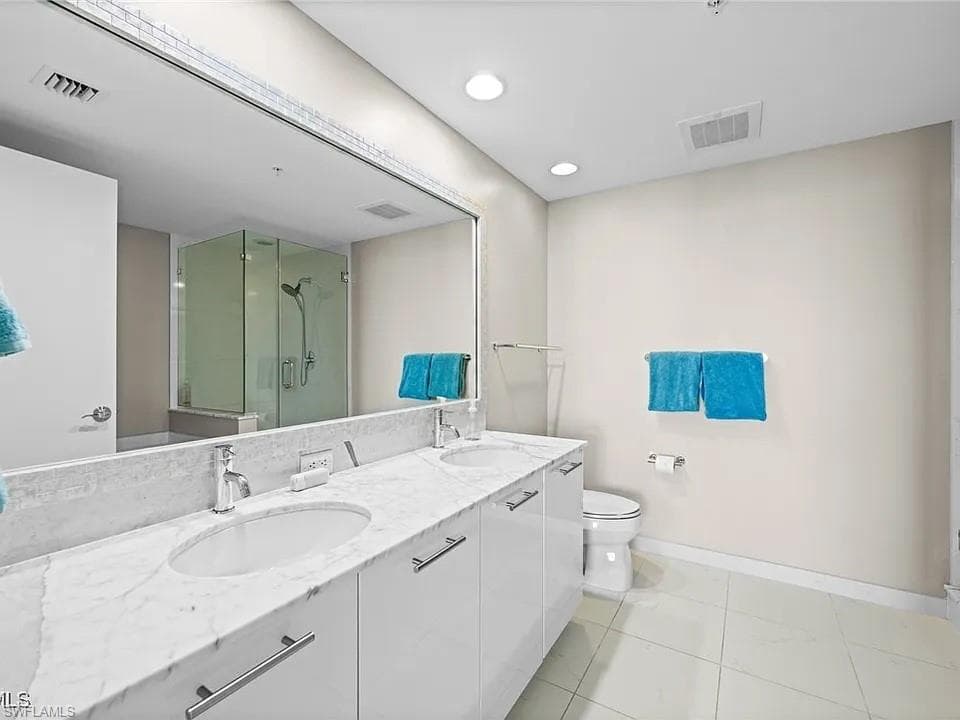 3000 Oasis Grand BLVD 2402-15
