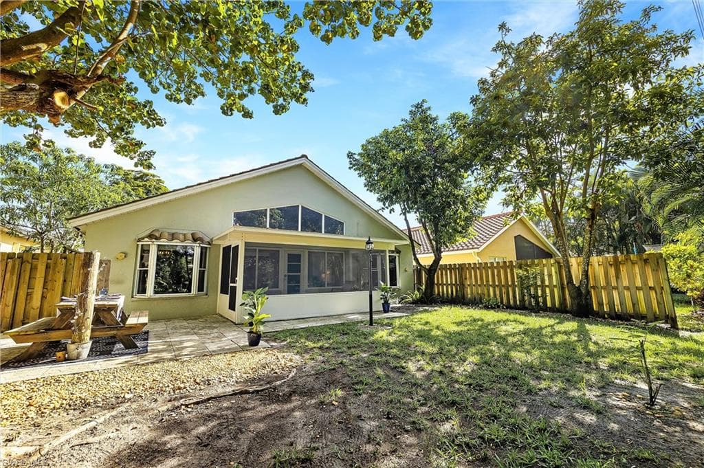9801 Las Casas DR-29