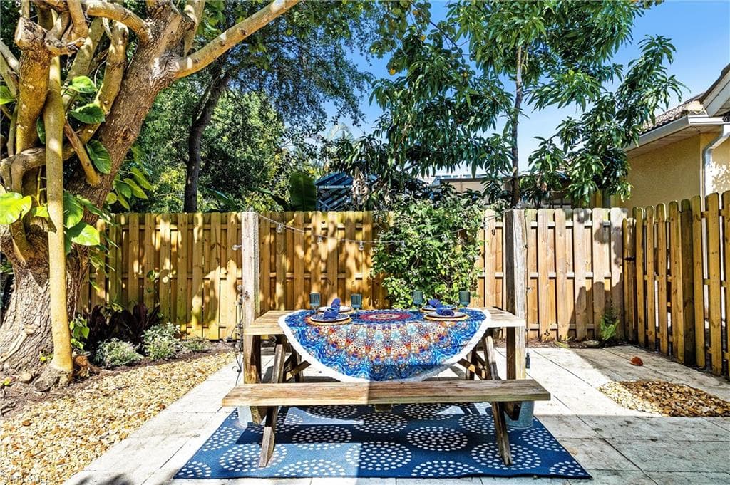 9801 Las Casas DR-28