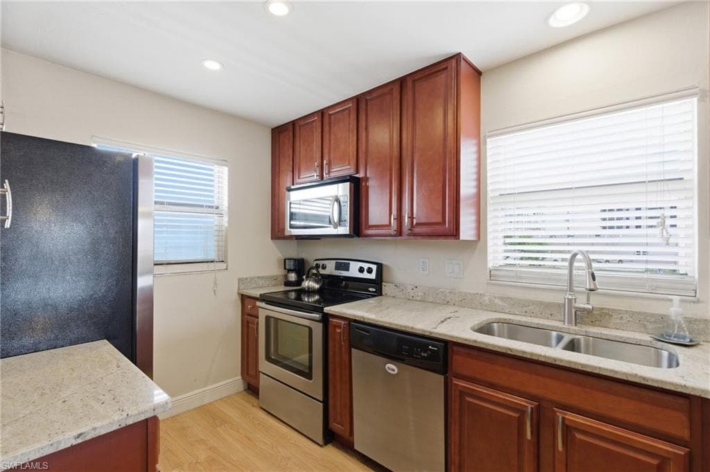 4718 SE 5th AVE 9-5