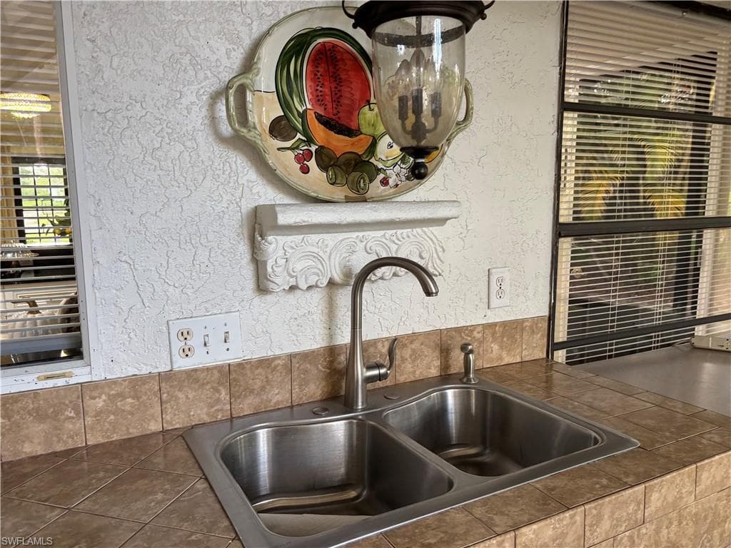 1156 Oakes BLVD-38