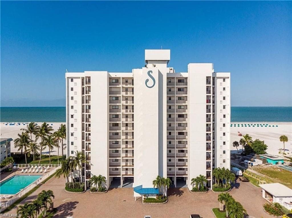 6400 Estero BLVD 402-0