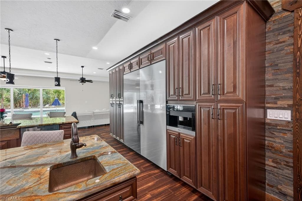 15860 Glendale LN-9