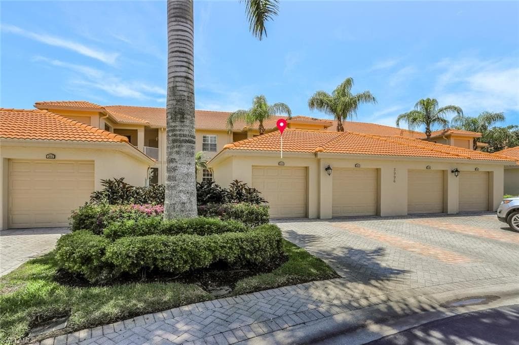 3996 Bishopwood CT E 103-19