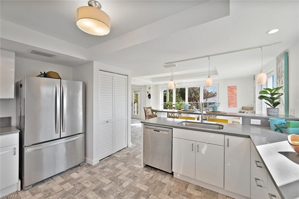 2499 Harbour LN-10