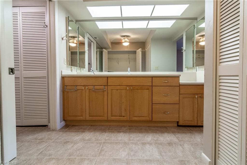 2069 W Lakeview BLVD E1-17