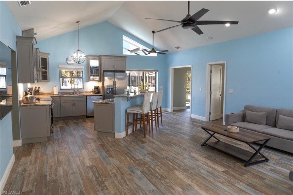 323 Washington CT-11