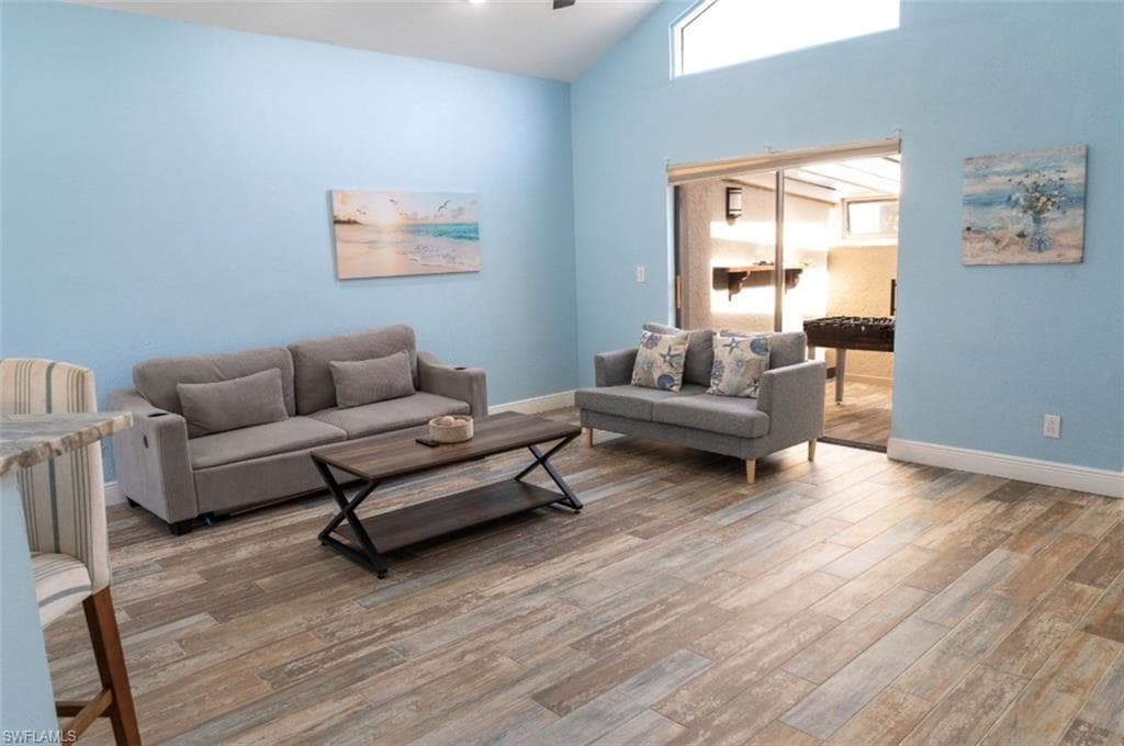 323 Washington CT-33