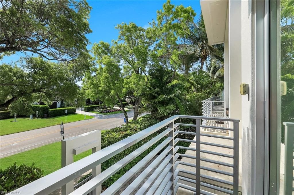 335 Banyan BLVD 4-35