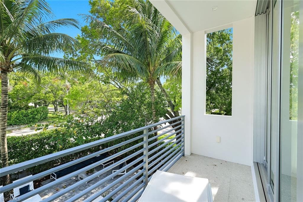 335 Banyan BLVD 4-29