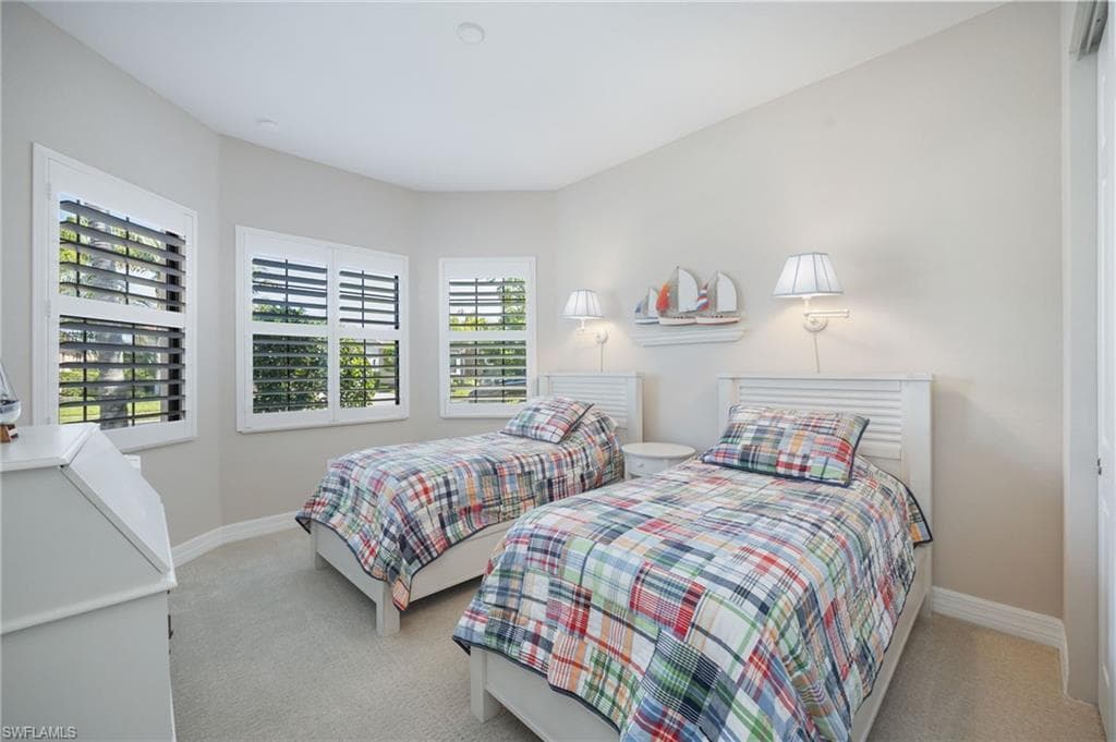 13736 Luna DR-15