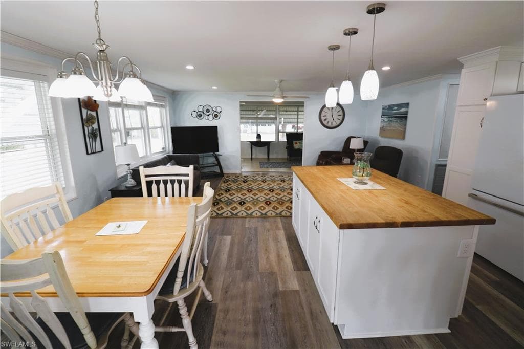 116 Coachlight DR-5