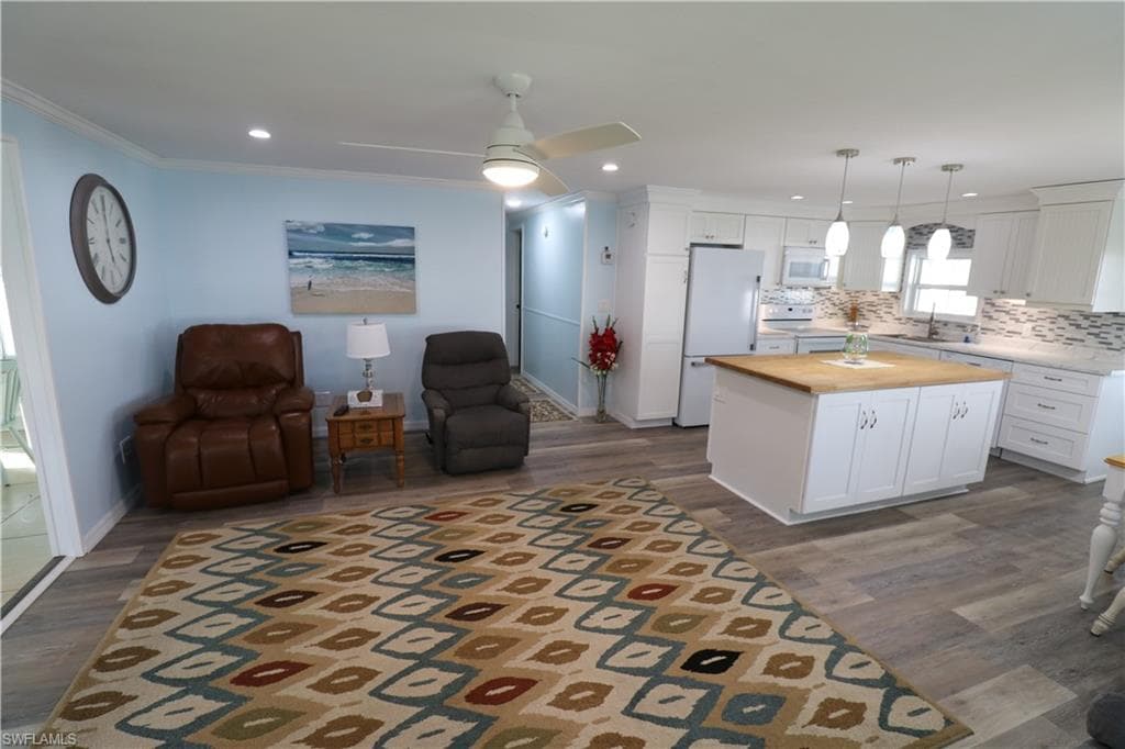 116 Coachlight DR-11