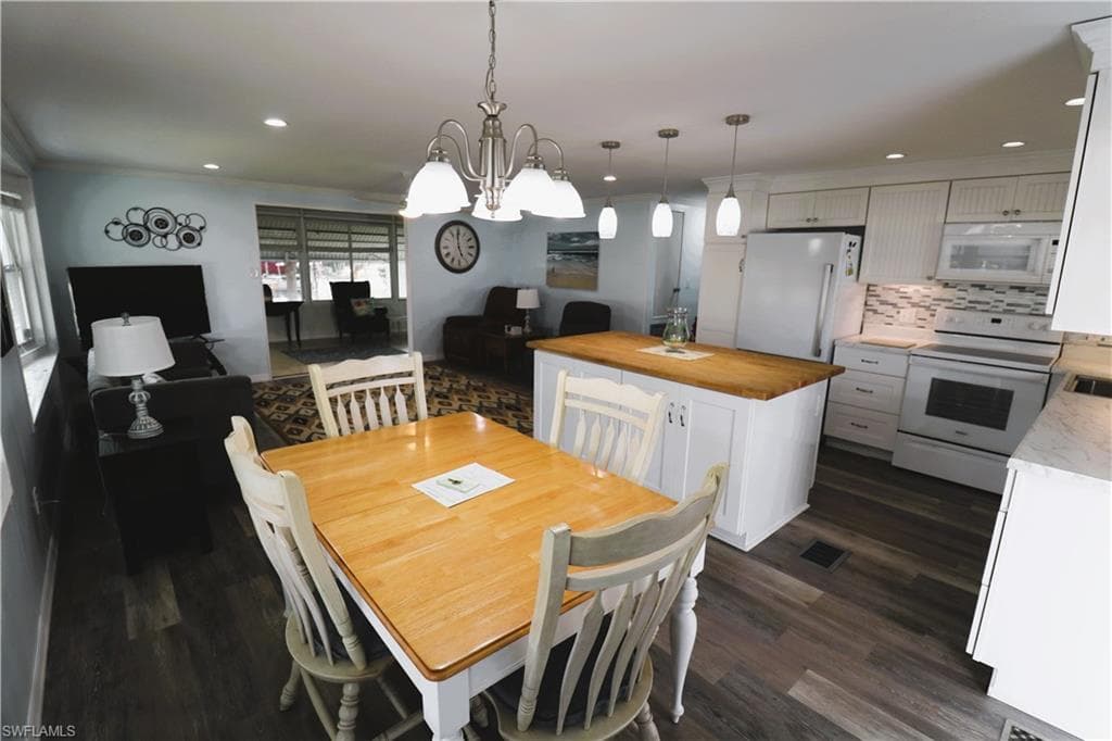 116 Coachlight DR-6