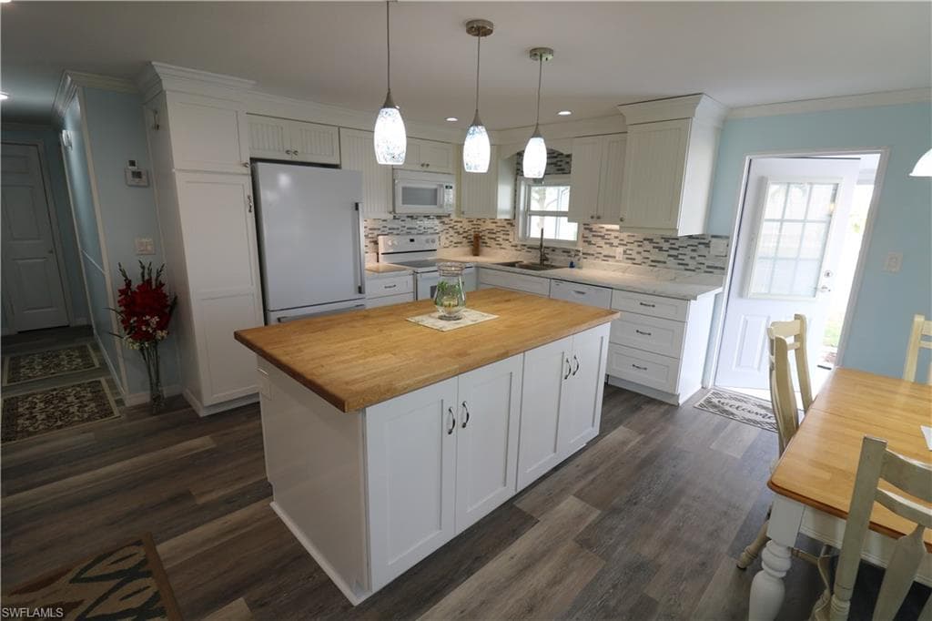 116 Coachlight DR-8