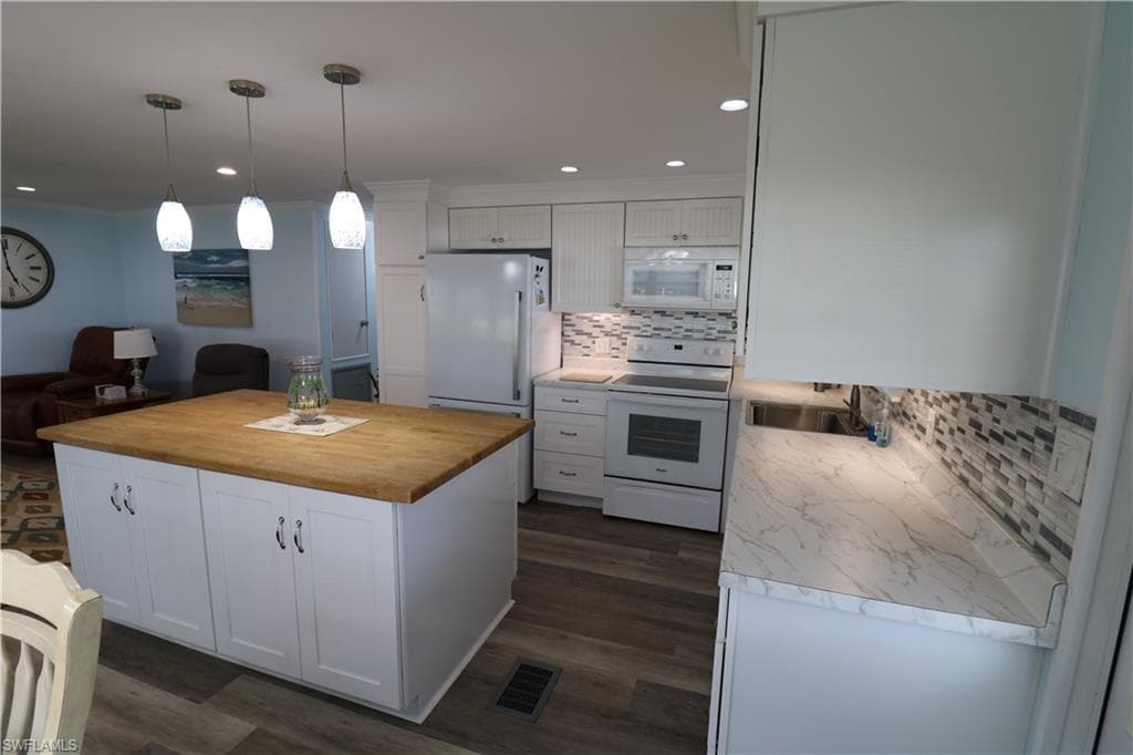 116 Coachlight DR-9