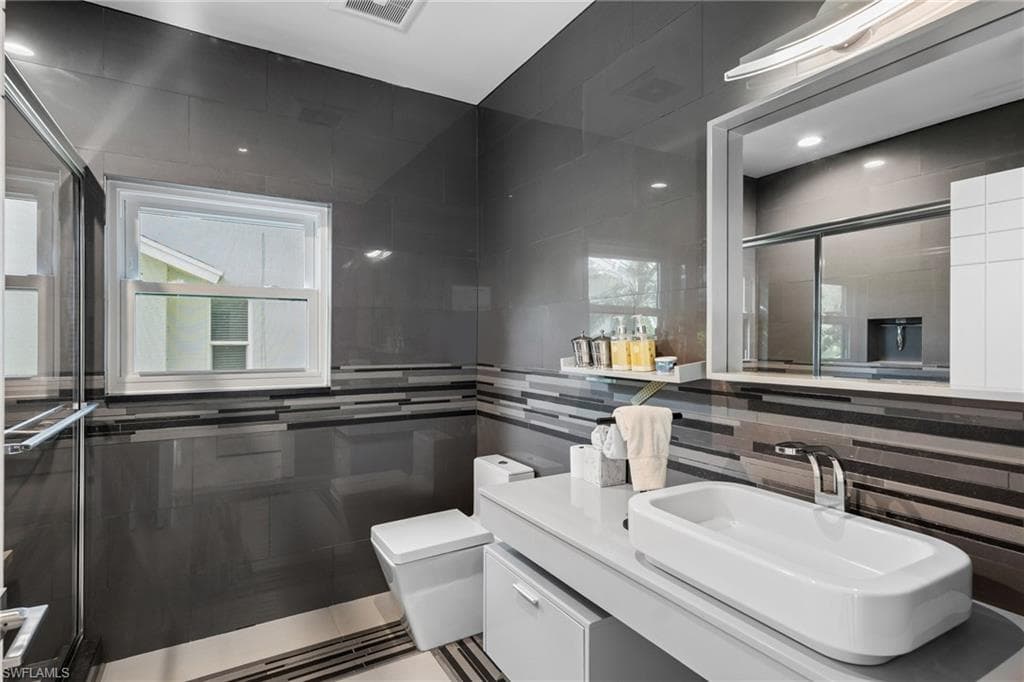 5700 Waxmyrtle WAY-15