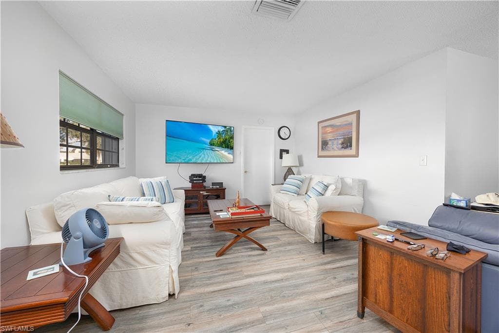 1513 Edgewater CIR-5