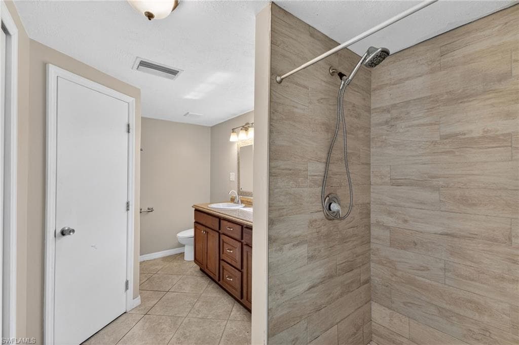 915 Hibiscus LN-22