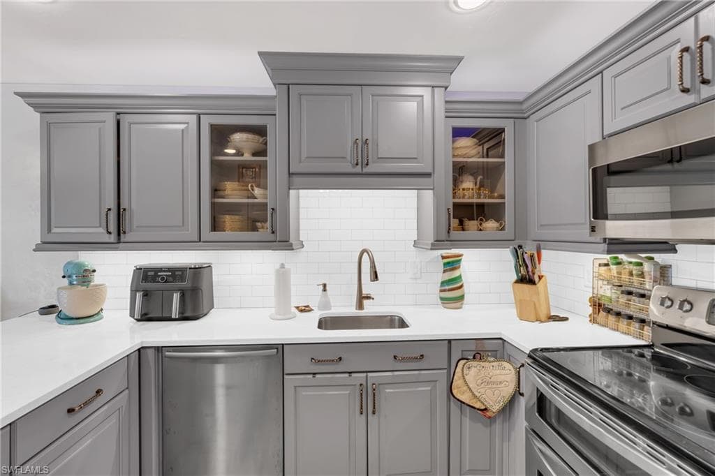 1443 Larkspur DR-16