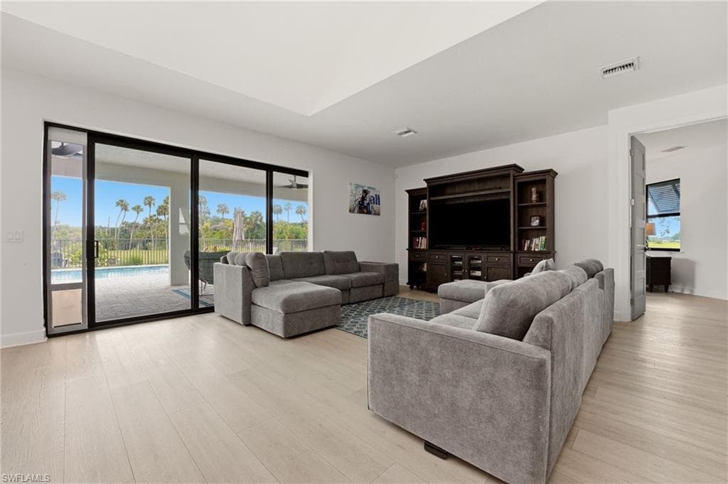 22833 Yellow Button LN-11