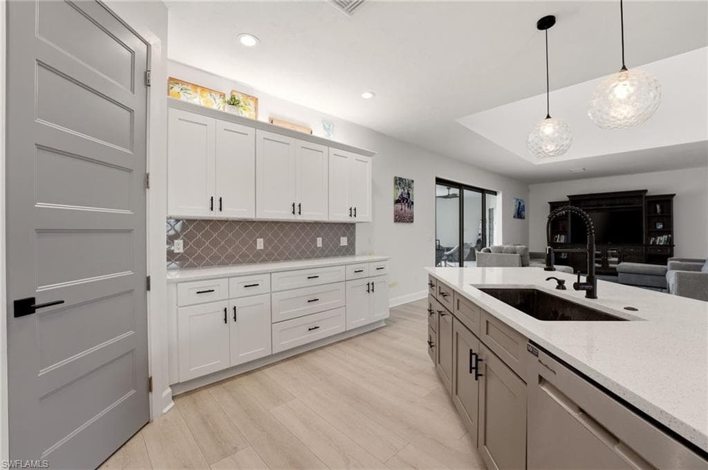 22833 Yellow Button LN-11