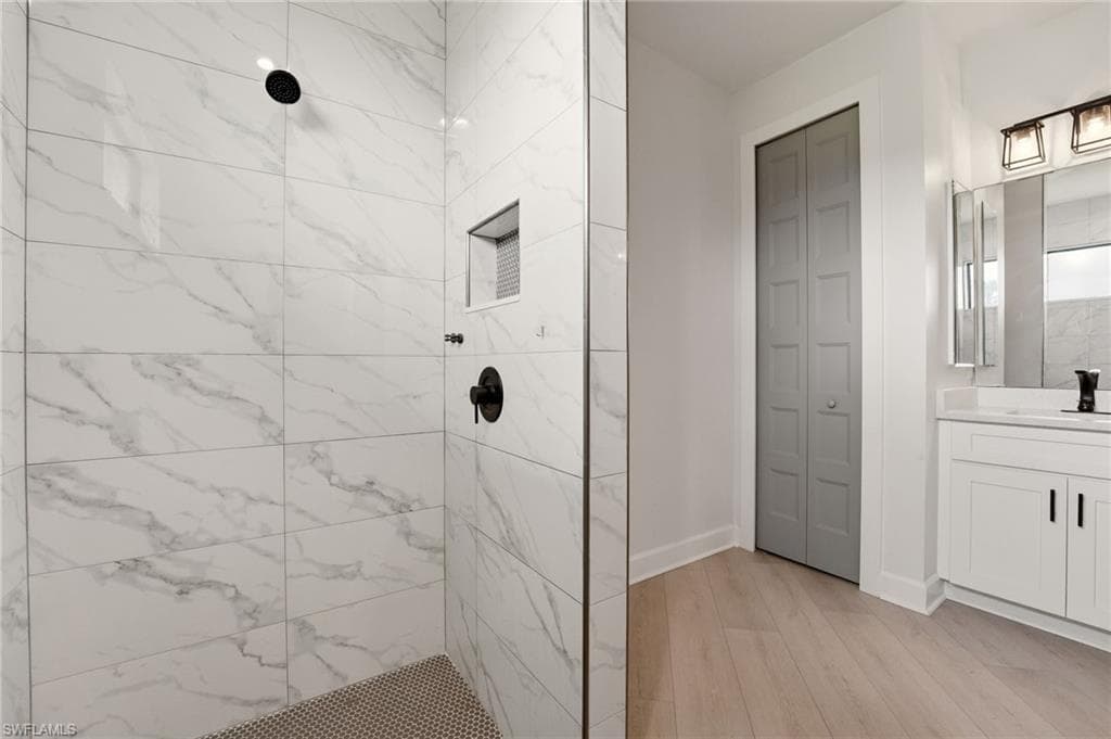 22833 Yellow Button LN-21