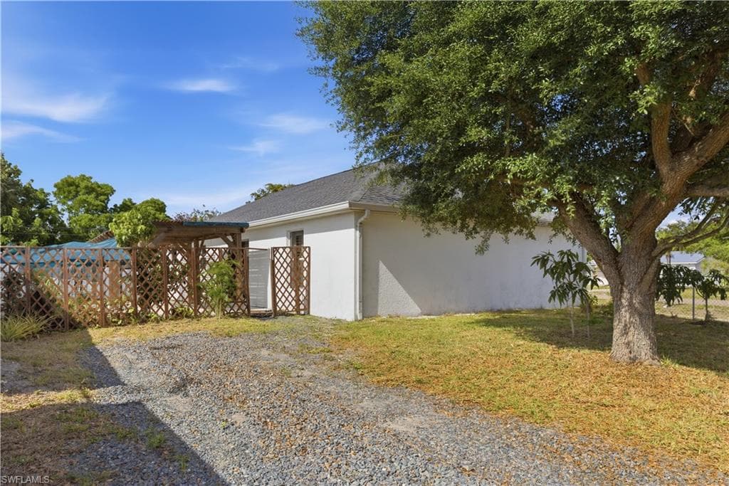 1082 Ridgeway DR-23
