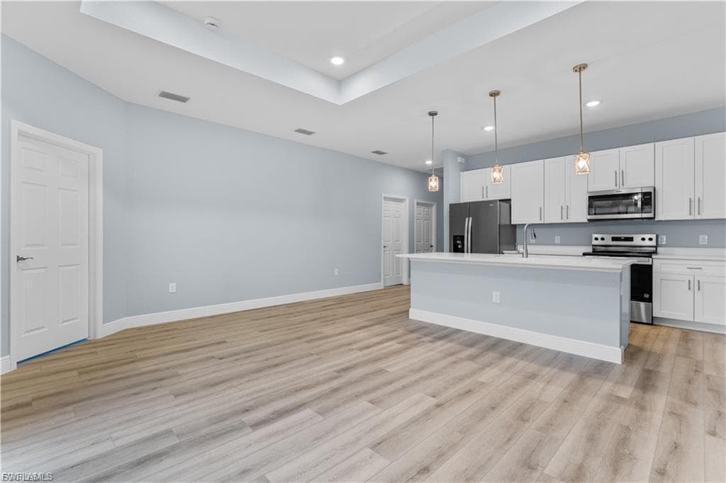 704 Broadway AVE-11