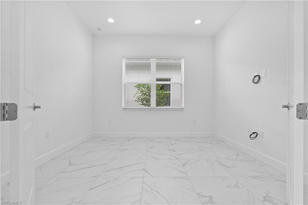 2589 Kingfisher DR-12