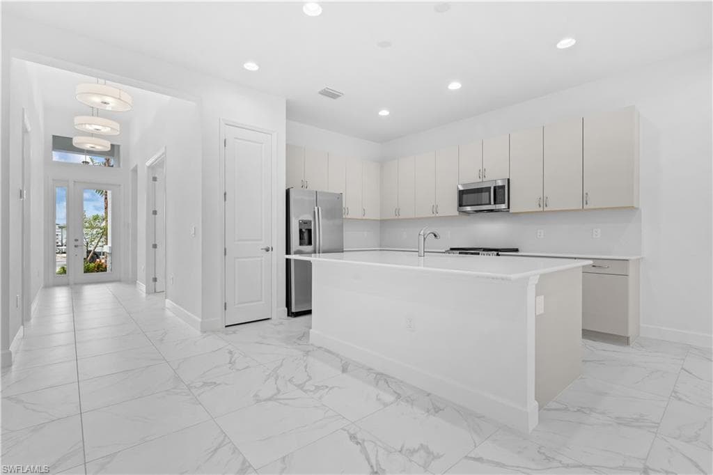 2589 Kingfisher DR-2