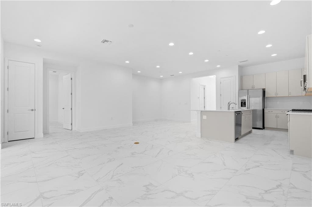 2589 Kingfisher DR-4