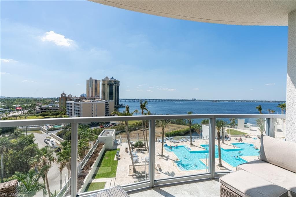 3000 Oasis Grand BLVD 801-15