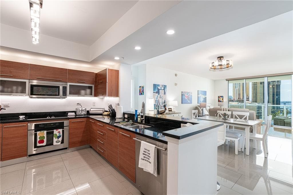3000 Oasis Grand BLVD 801-4