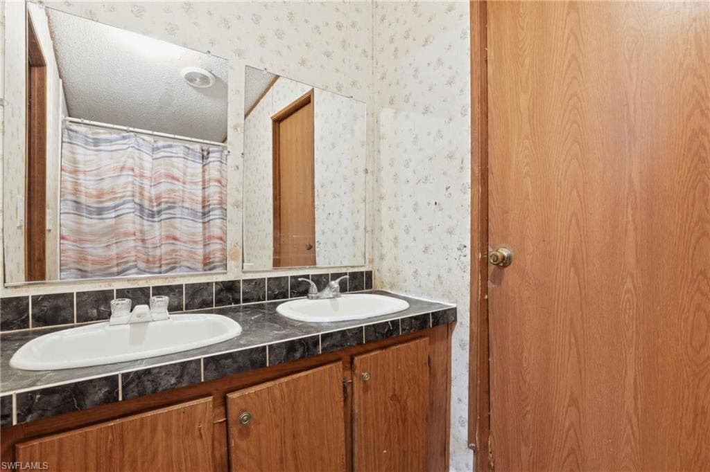 1031 Della Tobias AVE-12