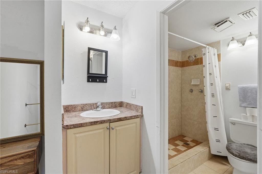 2366 E Mall DR 403-17