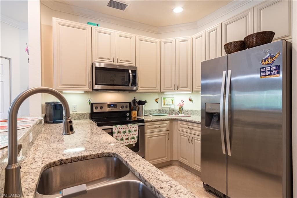 1102 Winding Pines CIR 206-18