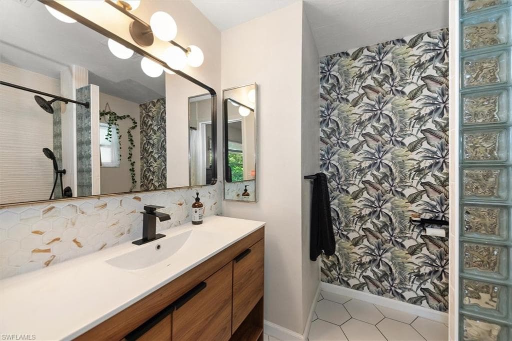2431 N Westwood DR-18