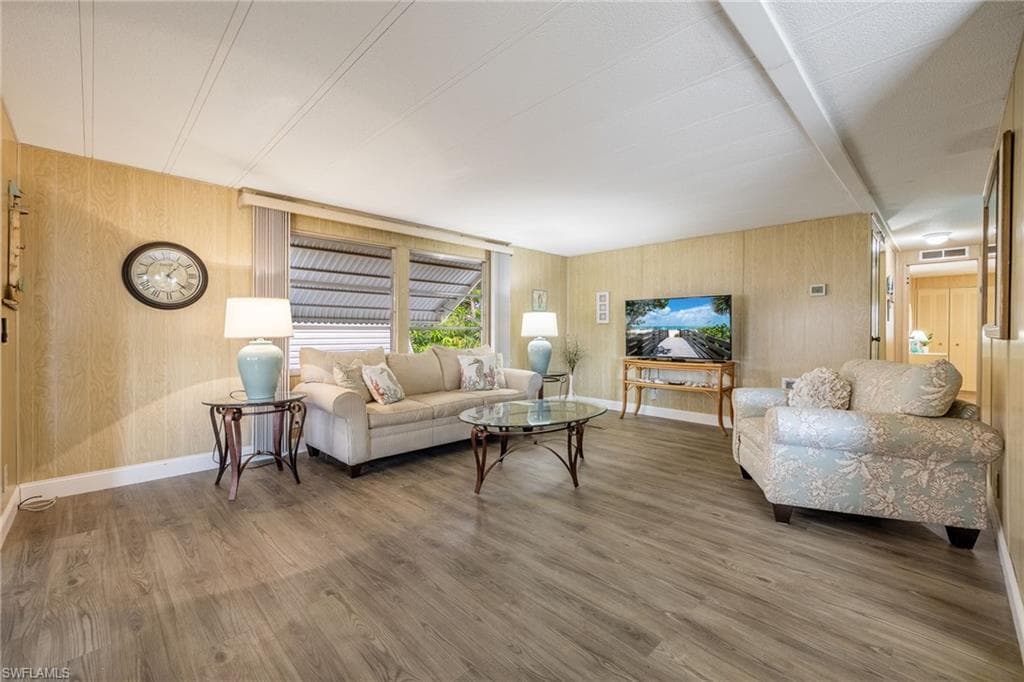 101 Elise DR-10