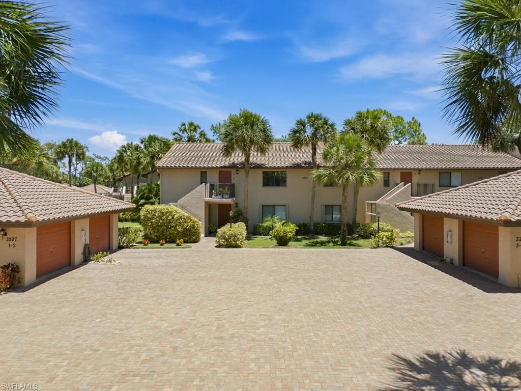 3207 Horse Carriage WAY 403-9