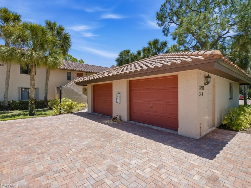 3207 Horse Carriage WAY 403-7