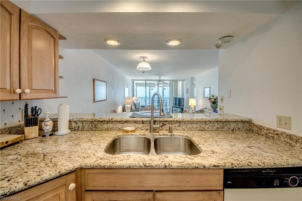 6400 Estero BLVD 1101-15
