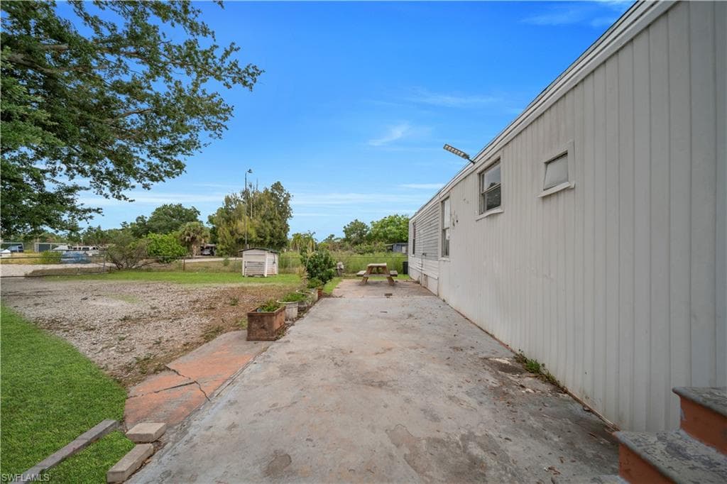 8106 Penny DR-27