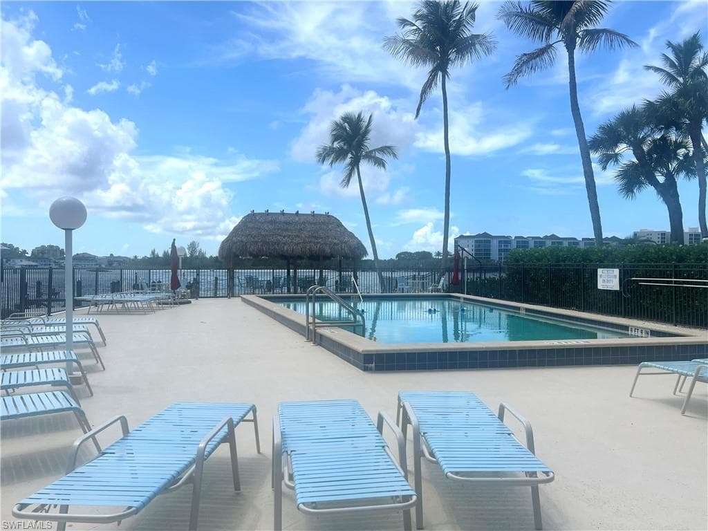 60 Pelican ST W 202-2