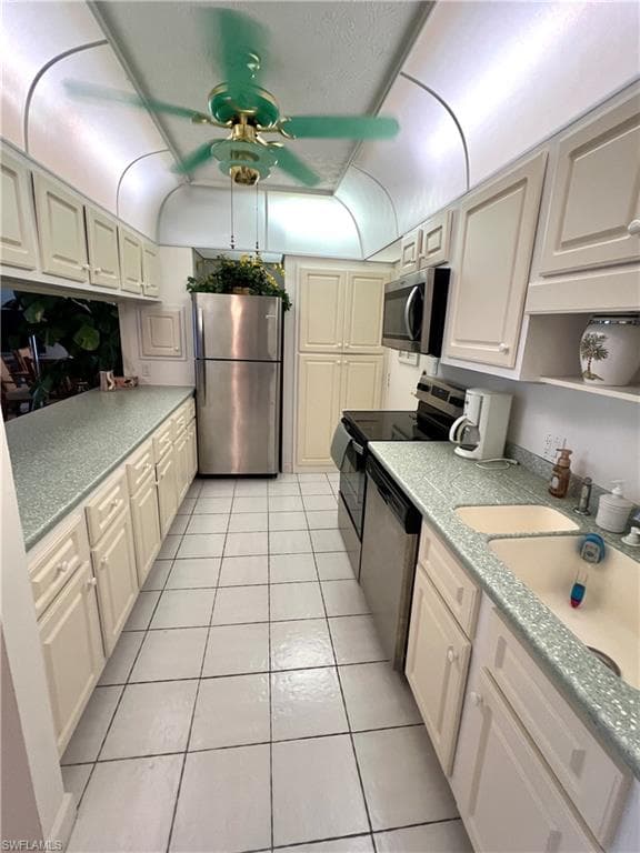 60 Pelican ST W 202-9